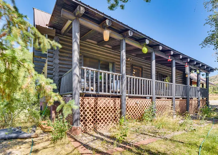 Ski, Hike & More: Homey Huntsville Retreat!