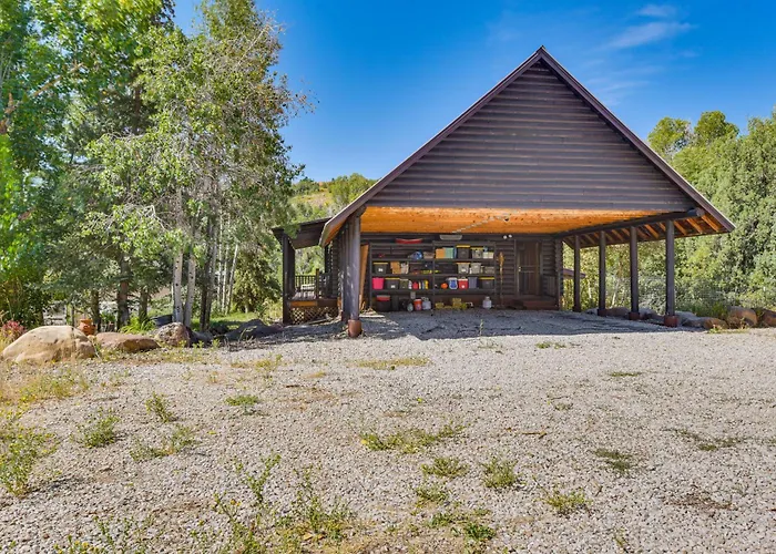Ski, Hike & More: Homey Huntsville Retreat!