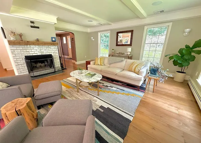Beautiful House In The Woods, Huge Yard, Hot Tub