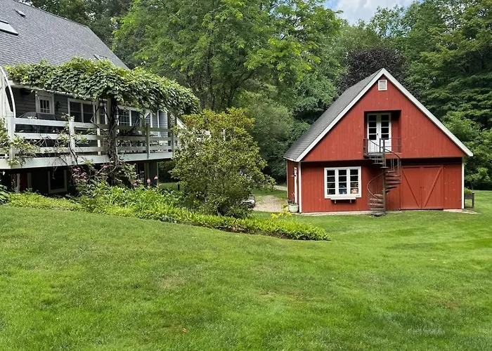 Beautiful House In The Woods, Huge Yard, Hot Tub