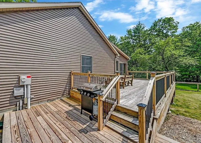 Tree Haven- Fenced Yard, Hot Tub, Fire Pit