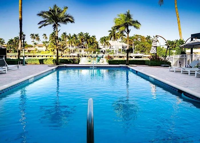 Waterfront Retreat Views, Pool, Hot Tub, Gym Walk To Beach & Boca Resort!
