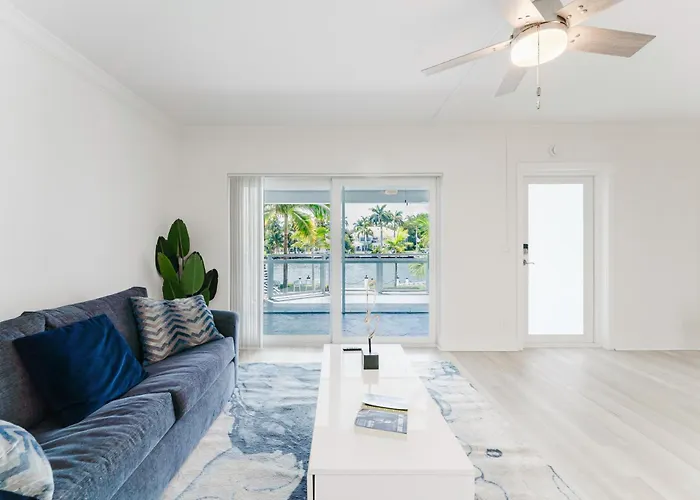 Waterfront Retreat Views, Pool, Hot Tub, Gym Walk To Beach & Boca Resort!