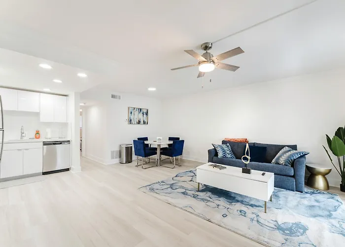 Waterfront Retreat Views, Pool, Hot Tub, Gym Walk To Beach & Boca Resort!