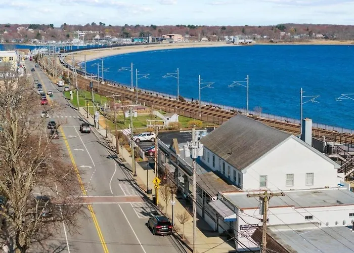 Stay A While In Niantic, Comfort By The Coast