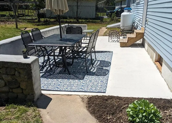 Stay A While In Niantic, Comfort By The Coast