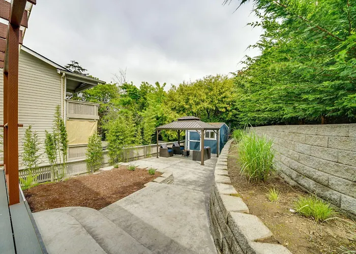 2 Blocks To Beach Park: Cozy Seattle Townhome