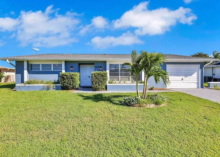 Relaxing Canal Front 2 Bedroom Pool Home In North Port - Pineapple Way