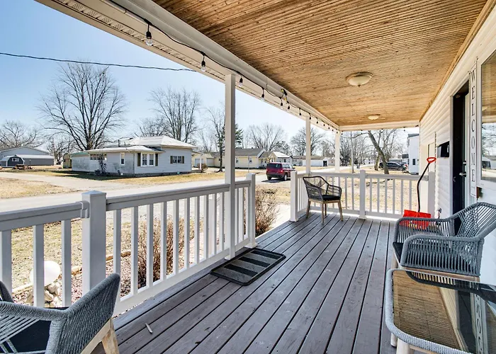 Mins To Local Attractions: Pet Friendly W/ Yard!