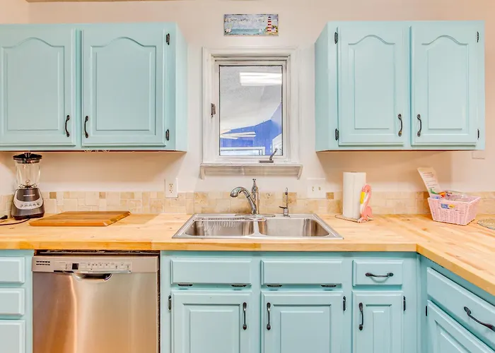 3 Mi To Ocean: Home W/ Deck In Little River!