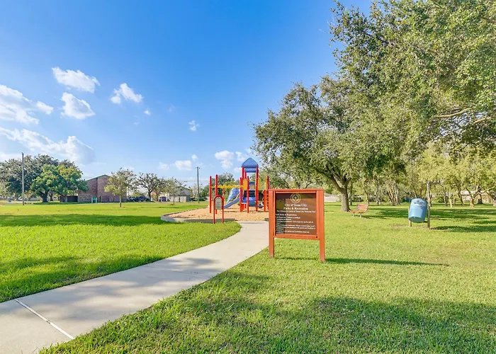 5 Mi To Texas City Dike & Beach! Family Hideaway