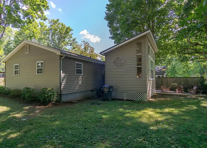 Charming Pet-Friendly Cottage Walkable To Town!