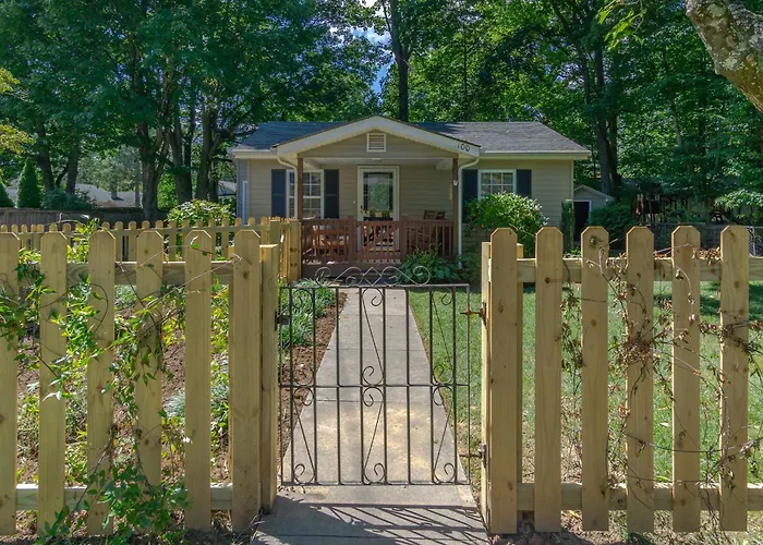 Charming Pet-Friendly Cottage Walkable To Town!
