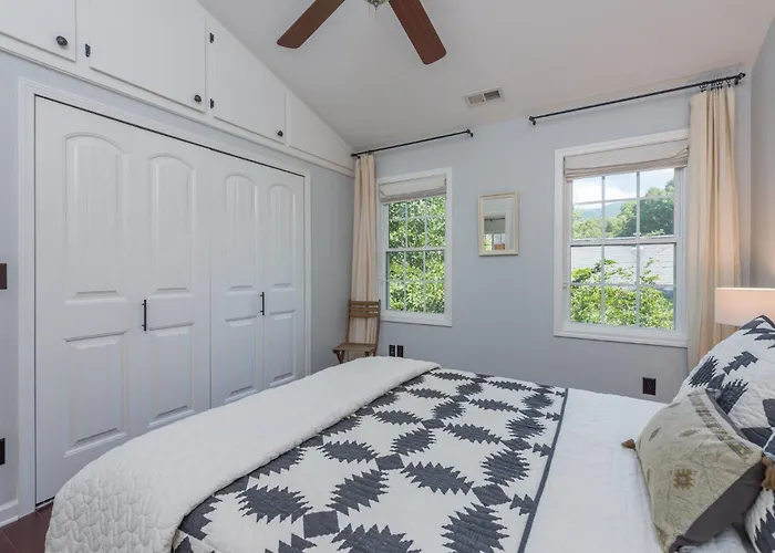Luxe Loft Pet-Friendly, Gas Grill & 5 Minutes From Town
