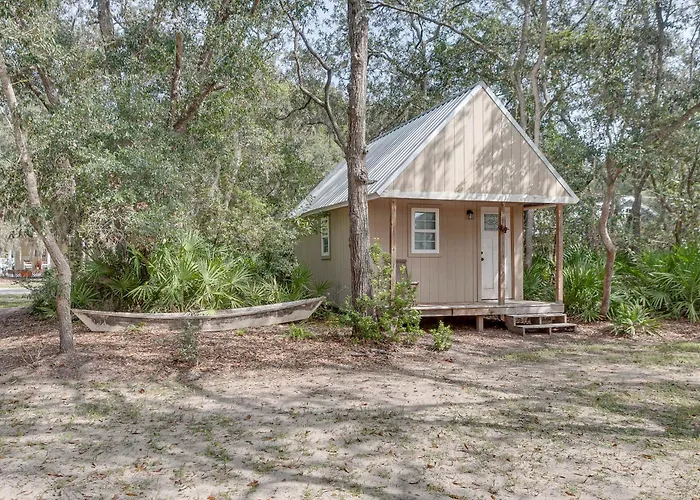 Charming Darien Hideaway W/ Porch, Near Downtown!