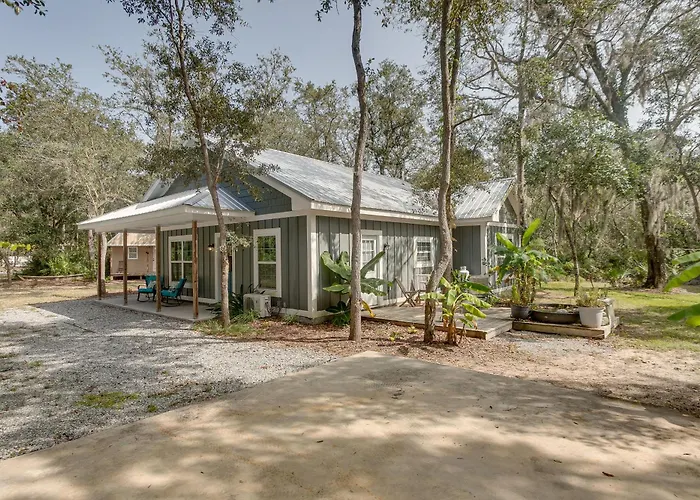 Charming Darien Hideaway W/ Porch, Near Downtown!