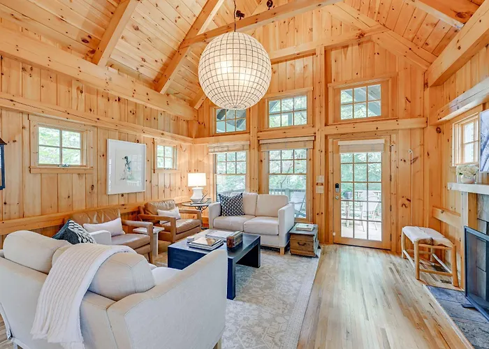 Peaceful Vacation Rental W/ Deck: 5 Mi To Cashiers