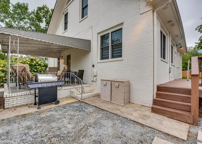 Welcoming Norcross Cottage W/ Deck + Shared Grill!