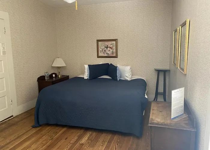 King Bed Historic Riverside Getaway In Glen Rose
