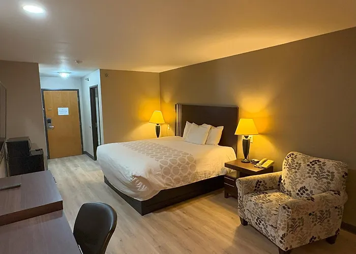Larned Inn & Suites