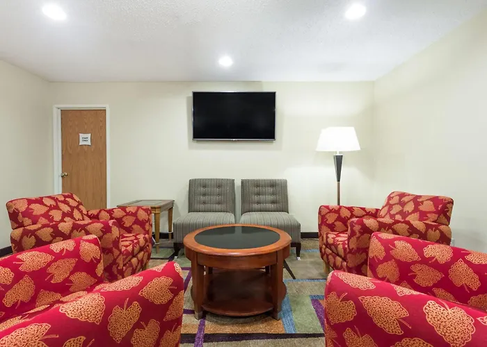 Days Inn & Suites By Wyndham Bloomington/Normal Il