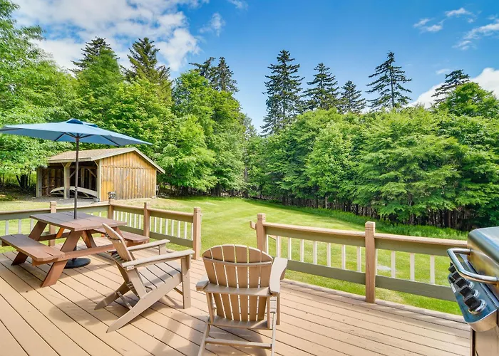 Woodsy Beaver Cove Cabin W/ Deck & Fire Pit!