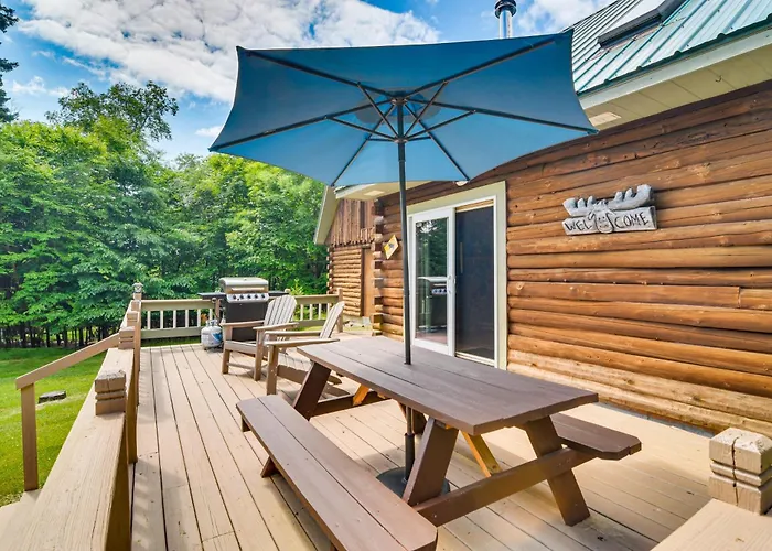 Woodsy Beaver Cove Cabin W/ Deck & Fire Pit!