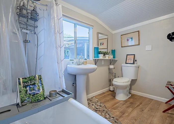 Cute Peaceful Tiny House Getaway W Backyard