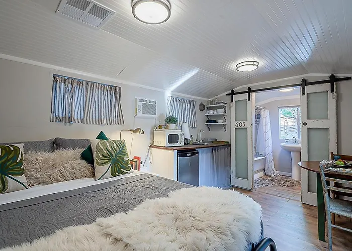 Cute Peaceful Tiny House Getaway W Backyard