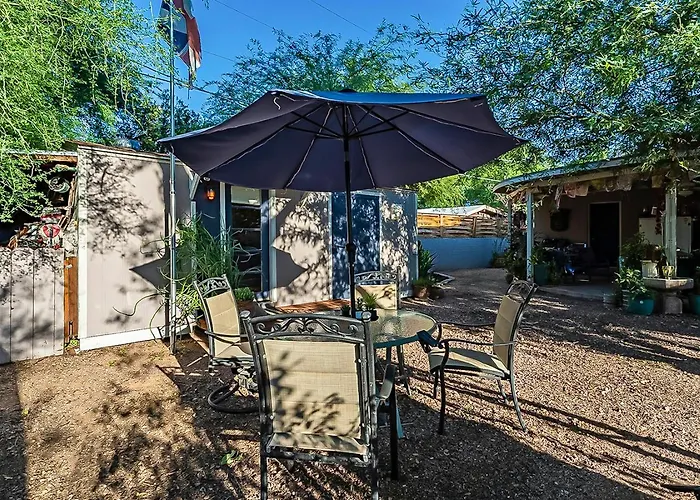 Cute Peaceful Tiny House Getaway W Backyard