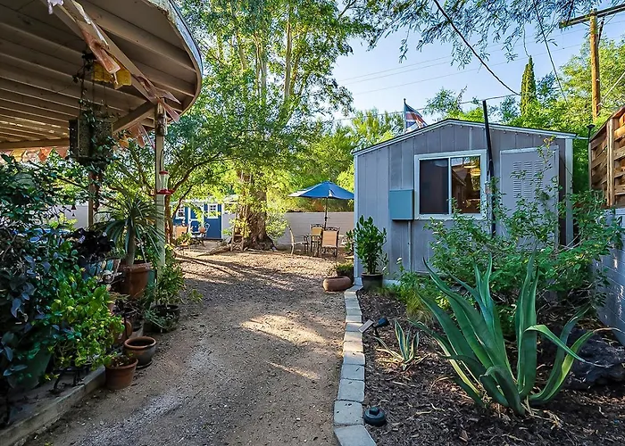 Cute Peaceful Tiny House Getaway W Backyard