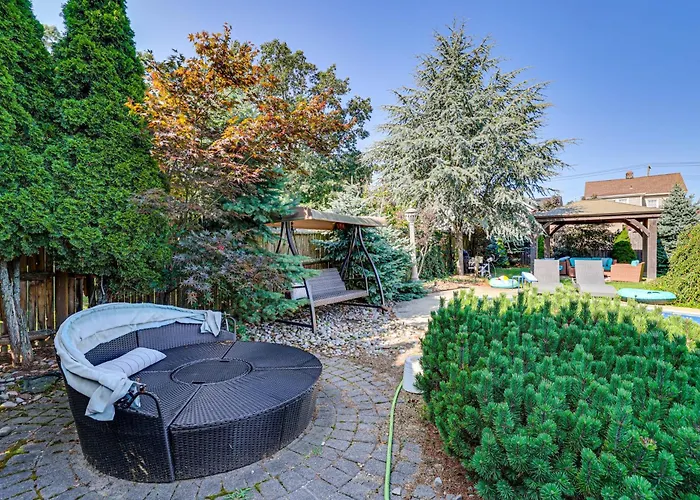 Near Yale & Winter Fun: New Haven Home W/ Hot Tub!