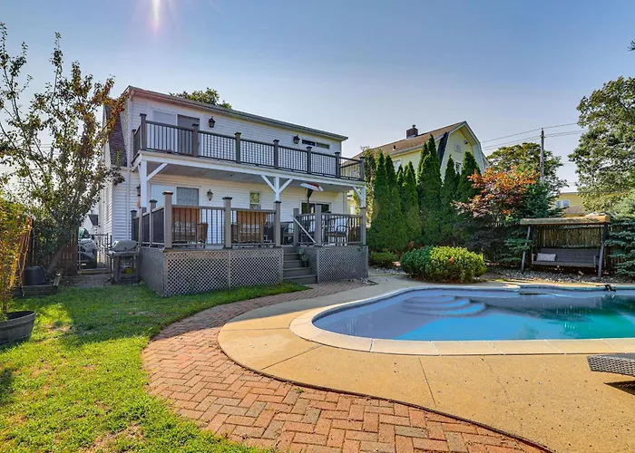 Near Yale & Winter Fun: New Haven Home W/ Hot Tub!
