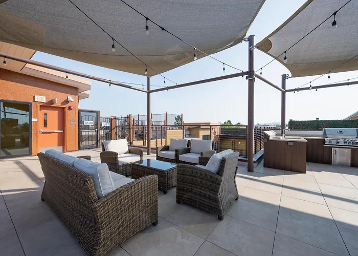 Downtown-Elevator-King Bed-Garage Parking-Laundry