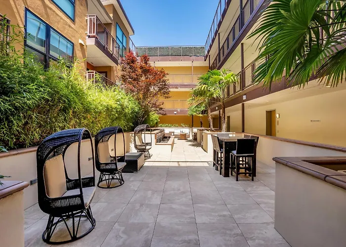 Elevator-Downtown View-Garage-King Bed-Laundry