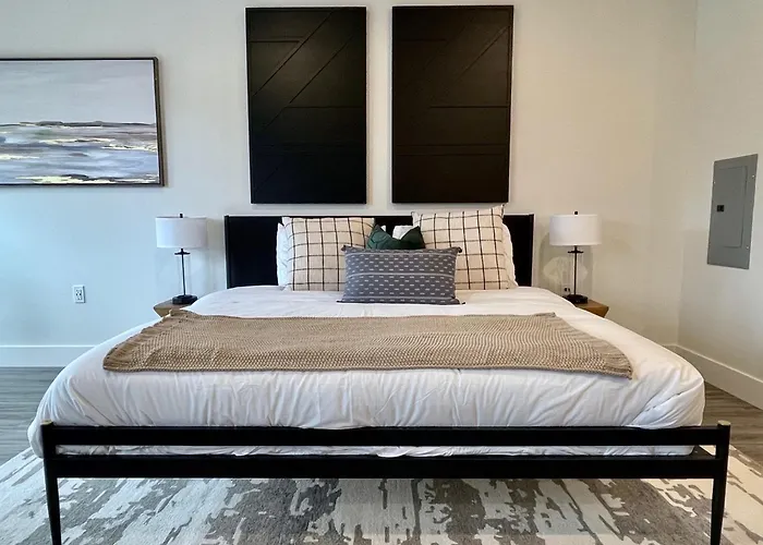 Elevator-Downtown View-Garage-King Bed-Laundry