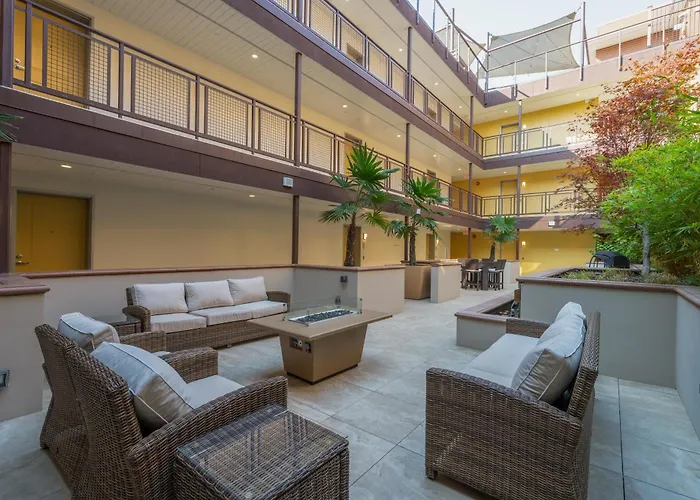 Downtown-King Bed-Ada Elevator-In Unit Laundry