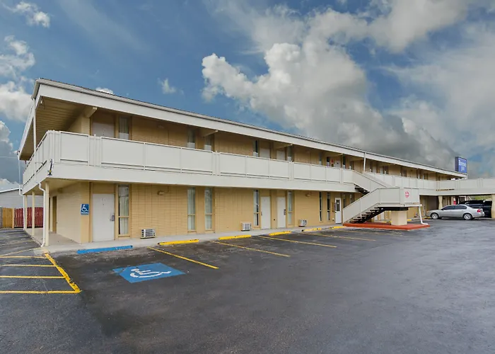 Alamo Inn & Suites