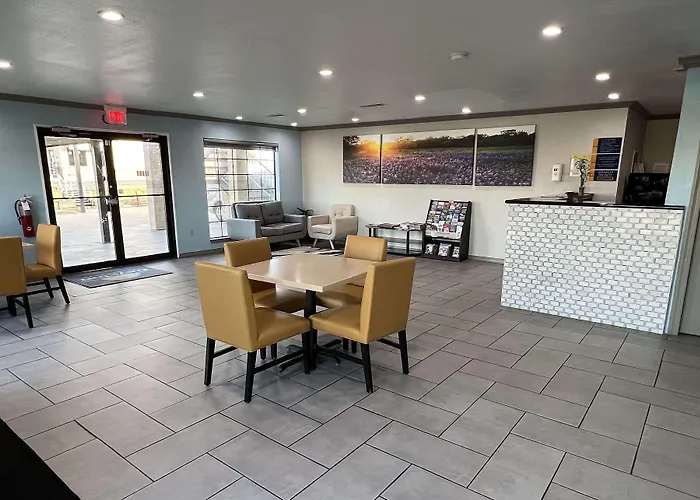 Days Inn & Suites By Wyndham - Canton First Monday Trade Days