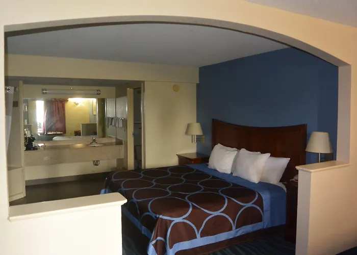 Days Inn By Wyndham Clarksville North Exit 4