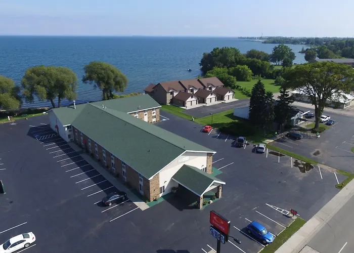 Econo Lodge Menomonie On The Bay