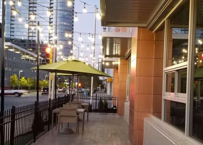 La Quinta Inn & Suites By Wyndham Indianapolis Downtown