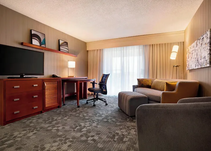 Courtyard By Marriott Champaign