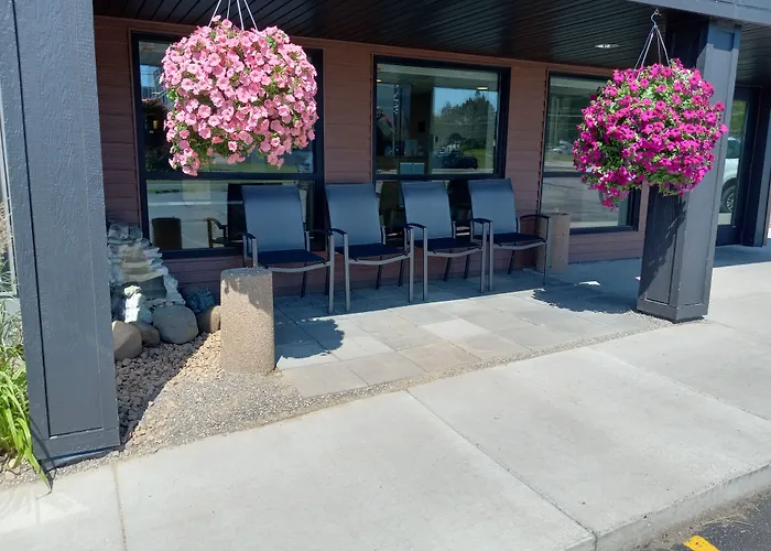 Days Inn & Suites By Wyndham Duluth By The Mall