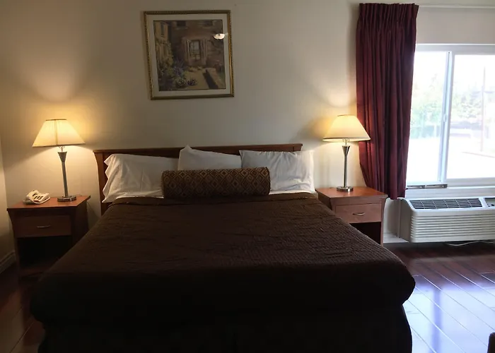Riverside Inn & Suites
