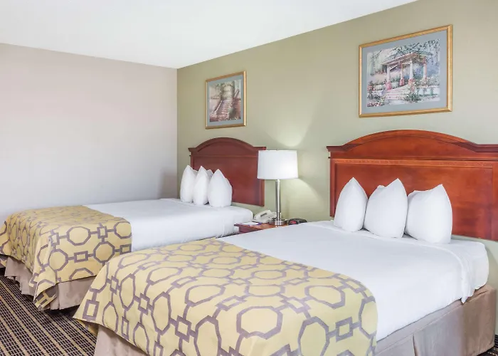 Baymont By Wyndham Clarksville Northeast