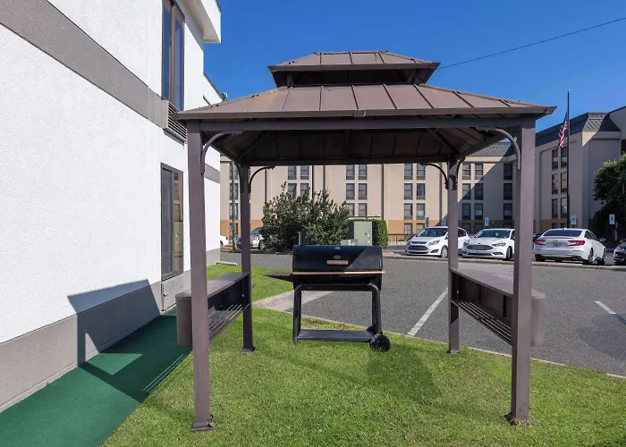 Days Inn & Suites By Wyndham Fort Bragg/Cross Creek Mall