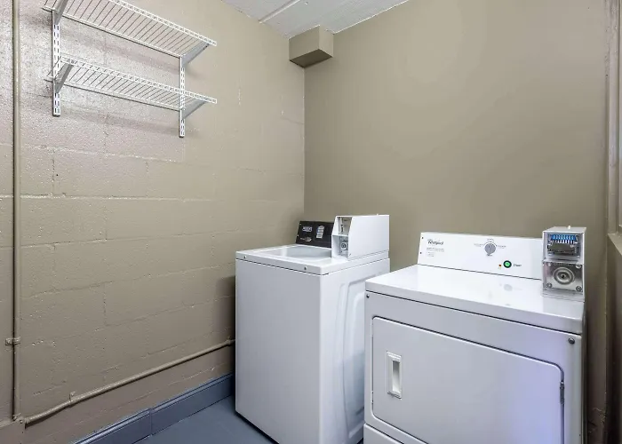 Days Inn & Suites By Wyndham Fort Bragg/Cross Creek Mall