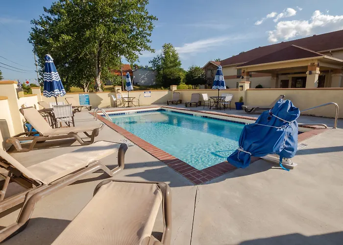 Days Inn & Suites By Wyndham Commerce