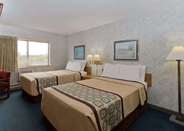 Days Inn By Wyndham Rockford I-90 Walking Distance To Casino